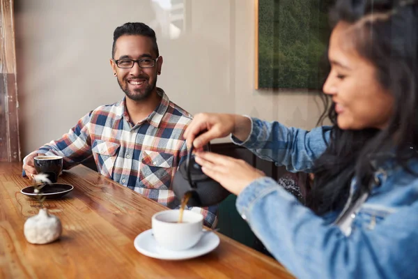 Deux Jeunes Amis Souriants Buvant Café Parlant Ensemble Assis Comptoir — Photo