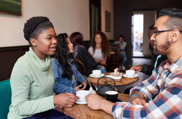 Dua Teman Muda Berbicara Bersama Sambil Duduk Meja Sebuah Kafe — Stok Foto
