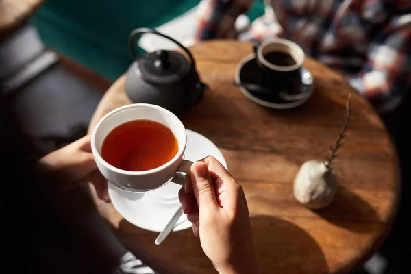 Fiatal Arról Hogy Inni Egy Csésze Teát Ülve Egy Kávézó — Stock Fotó