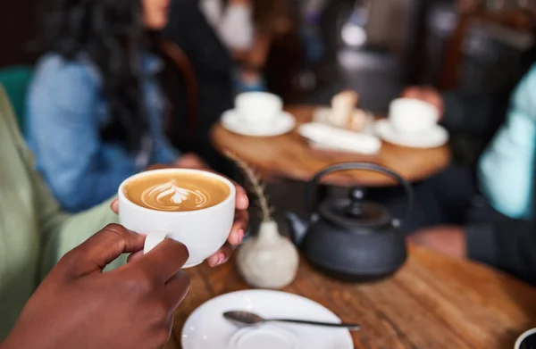 Close Uma Mulher Afro Americana Bebendo Uma Xícara Cappuccino Enquanto — Fotografia de Stock
