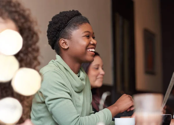 Junge Afrikanisch Amerikanische Frau Lacht Während Sie Einem Café Sitzt — Stockfoto