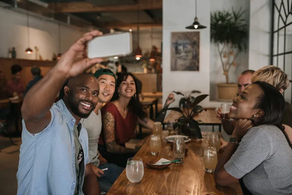 Grupo Sorridente Jovens Amigos Diversos Conversando Selfies Juntos Longo Bebidas — Fotografia de Stock