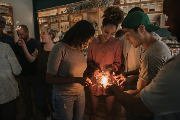 Grupo Jovens Amigos Diversos Que Iluminam Sparklers Enquanto Têm Uma — Fotografia de Stock