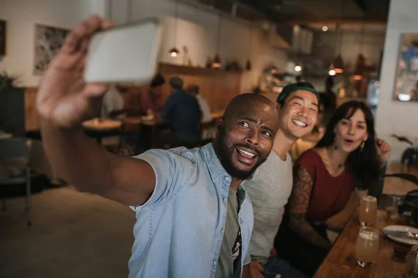 Sorrindo Grupo Jovens Amigos Diversos Falando Selfies Enquanto Divertindo Bar — Fotografia de Stock