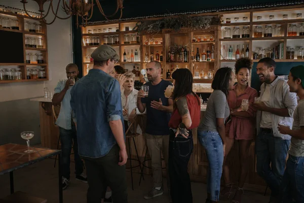 Gevarieerde Groep Jonge Mensen Die Een Bar Staan Genieten Van — Stockfoto