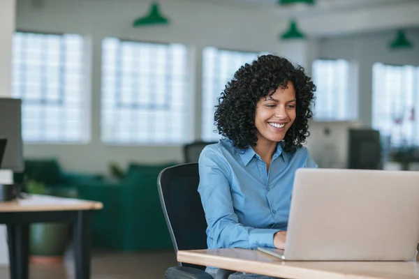 Leende Ung Affärskvinna Sitter Vid Sitt Skrivbord Ett Stort Modernt — Stockfoto