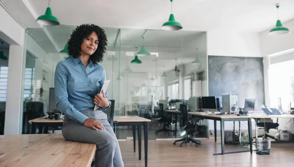 Retrato Una Joven Empresaria Sonriente Sentada Sobre Una Mesa Una — Foto de Stock