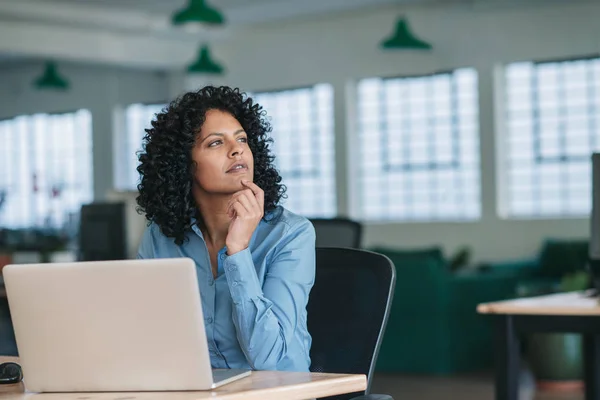 Ung Affärskvinna Tittar Djupt Tanken När Hon Sitter Vid Sitt — Stockfoto