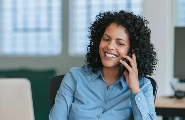 Zamknąć Górę Dojrzały Treść Businesswoman Mający Rozmowa Jej Telefon Podczas — Zdjęcie stockowe