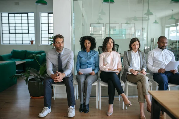 Divers Groupes Personnes Assises Ensemble Extérieur Bureau Attendant Être Interviewées — Photo