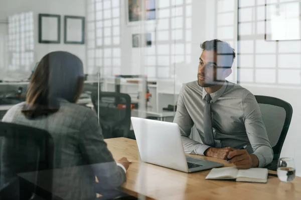 Manager Der Einen Bewerber Auflistet Und Notizen Während Eines Vorstellungsgesprächs — Stockfoto