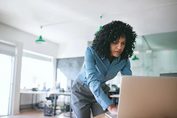 Ung Affärskvinna Fokuserade Sitt Arbete Bärbar Dator Medan Lutar Sig — Stockfoto