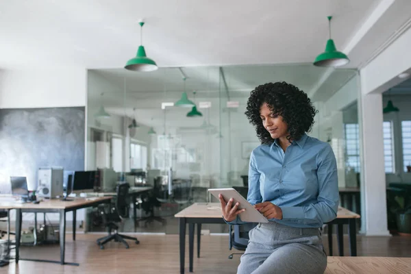 Sorrindo Jovem Empresária Sentada Uma Mesa Grande Escritório Moderno Trabalhando — Fotografia de Stock