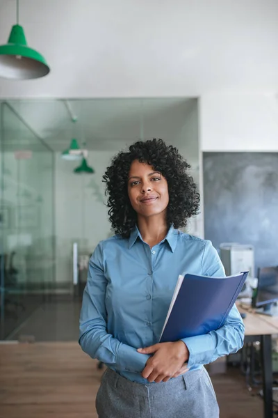 Retrato Uma Jovem Empresária Sorridente Sozinha Grande Escritório Moderno Carregando — Fotografia de Stock