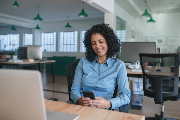 Leende Ung Affärskvinna Läser Ett Textmeddelande Hennes Mobiltelefon När Sitter — Stockfoto