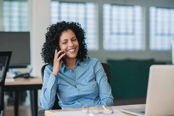 Sorrindo Jovem Empresária Ter Uma Conversa Seu Celular Enquanto Sentado — Fotografia de Stock