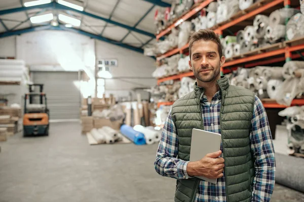 Retrato Trabajador Sonriente Sosteniendo Una Tableta Digital Mientras Está Pie — Foto de Stock