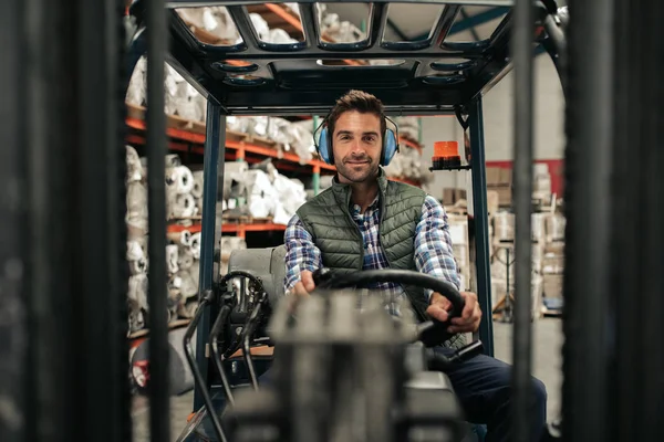 Ritratto Conducente Carrelli Elevatori Che Indossa Manicotto Protettivo Orecchie Mentre — Foto Stock