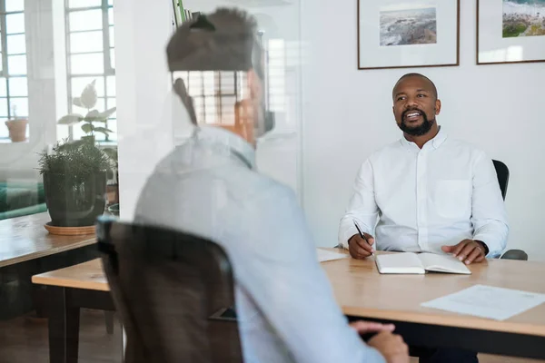 Uśmiechnięty African American Kierownik Biura Przeprowadzenie Wywiadu Potencjalnym Nowym Pracownikiem — Zdjęcie stockowe