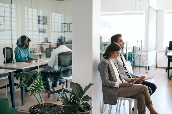 Dos Solicitantes Empleo Sentados Sillas Fuera Una Oficina Esperando Sus — Foto de Stock