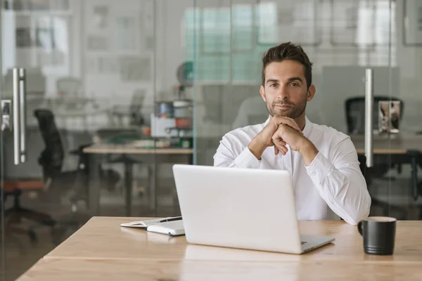 Portret Van Een Gerichte Jonge Zakenman Die Met Een Laptop — Stockfoto