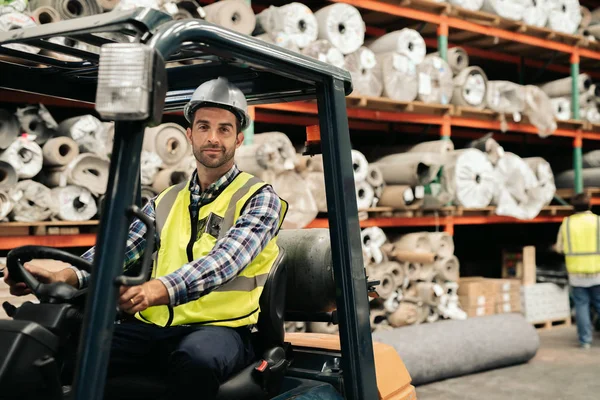 Retrato Motorista Empilhadeira Usando Chapéu Duro Colete Enquanto Transportava Estoque — Fotografia de Stock