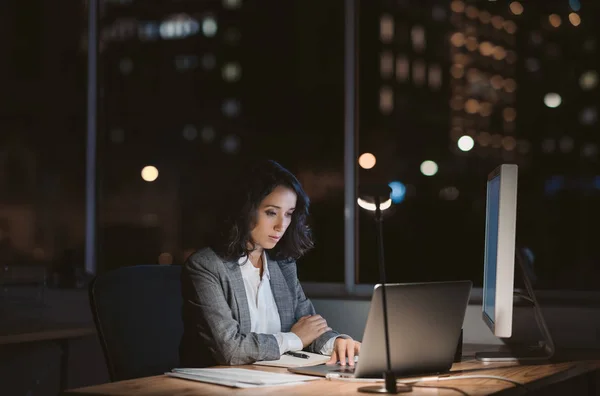 Joven Empresaria Trabajando Escritorio Una Oficina Altas Horas Noche Con —  Fotos de Stock