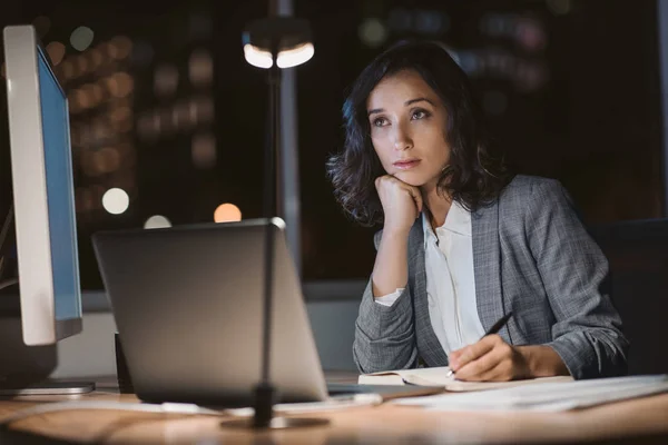 Jovem Empresária Olhando Entediado Cansado Usar Laptop Escrever Notas Sua — Fotografia de Stock