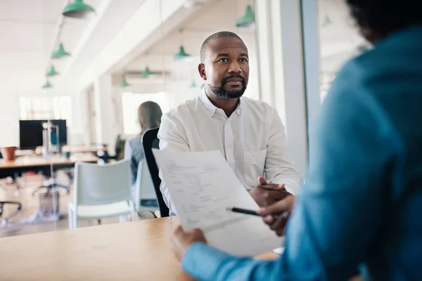 Uśmiechnięty African American Man Odpowiadając Pytania Podczas Wywiadu Menedżerem Nowoczesnym — Zdjęcie stockowe