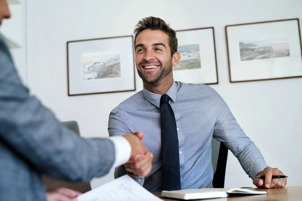 Lachende Manager Zittend Zijn Bureau Een Kantoor Schudden Handen Met — Stockfoto