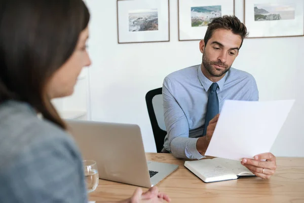 Gerente Lendo Currículo Durante Uma Entrevista Com Potencial Novo Funcionário — Fotografia de Stock