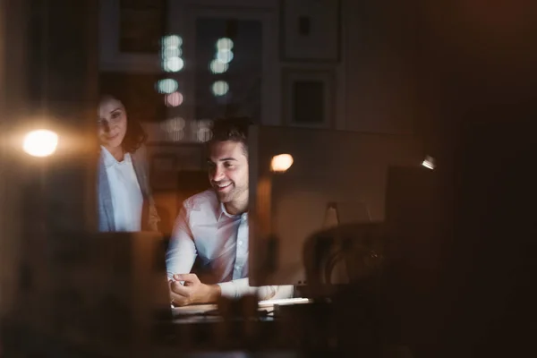 Gülümseyen Genç Işadamları Gece Geç Saatlerde Bir Masada Birlikte Çalışan — Stok fotoğraf