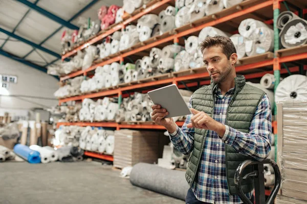 Werknemer Die Een Digitale Tablet Gebruikt Voorraad Zitting Planken Vloer — Stockfoto