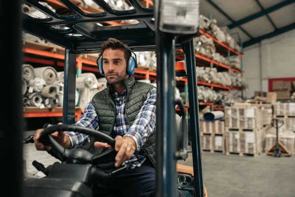 Heftruck Bestuurder Het Dragen Van Beschermende Oorkappen Tijdens Het Verplaatsen — Stockfoto