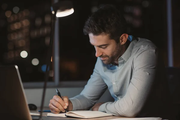 Giovane Uomo Affari Che Scrive Appunti Utilizza Computer Portatile Mentre — Foto Stock