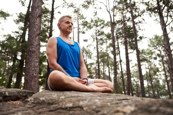 Homem Sentado Uma Rocha Com Pernas Cruzadas Meditando Enquanto Pratica — Fotografia de Stock