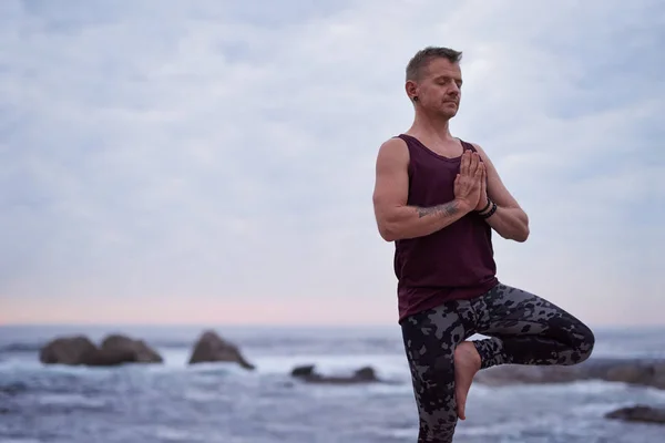 Fitter Mann Der Beim Yoga Allein Auf Einem Felsen Meer — Stockfoto