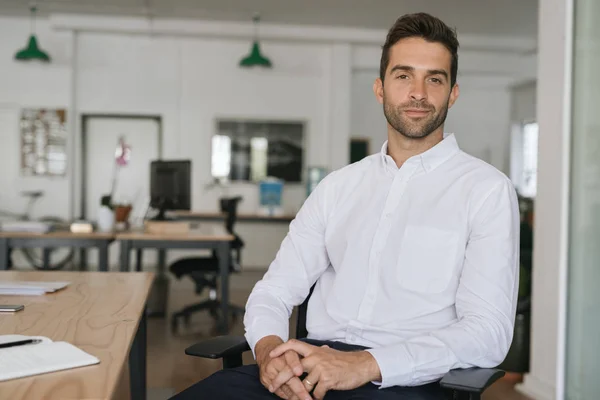 Porträt Eines Selbstbewussten Jungen Geschäftsmannes Der Einem Stuhl Seinem Schreibtisch — Stockfoto