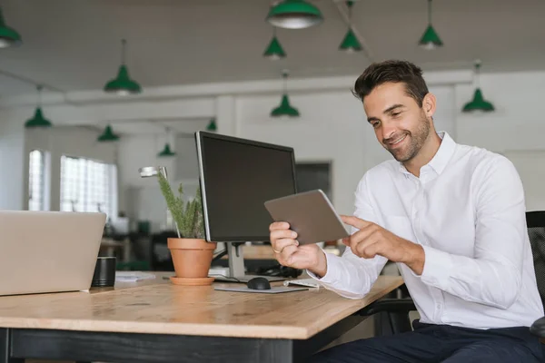 Jovem Empresário Sorrindo Trabalhando Line Com Tablet Digital Enquanto Sentado — Fotografia de Stock
