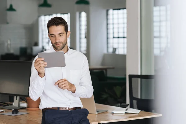 Gerichte Jonge Zakenman Leunend Tegen Een Tafel Een Groot Modern — Stockfoto