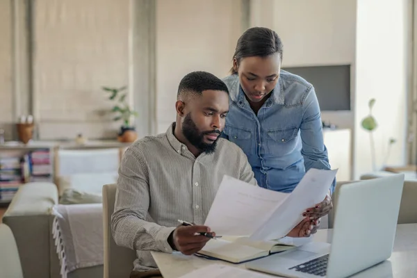 Unga Afroamerikanska Paret Går Över Räkningar Och Gör Internetbank Sitt — Stockfoto