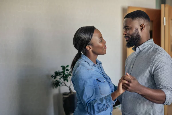 Cariñosa Pareja Afroamericana Joven Sonriendo Mientras Bailan Los Brazos Del — Foto de Stock