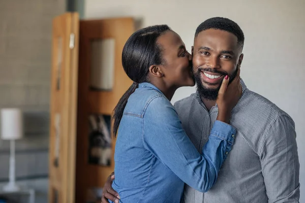 Joven Mujer Afroamericana Dando Marido Risueño Beso Mejilla Sala Estar — Foto de Stock