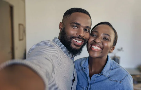 Leende Unga Afroamerikanska Paret Stående Sitt Vardagsrum Hemma Med Selfies — Stockfoto