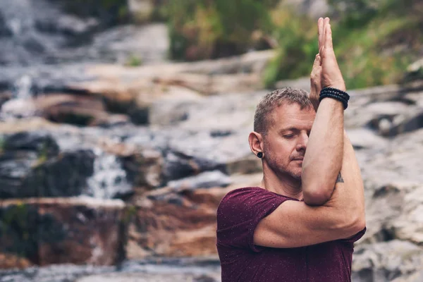 Ormanda Bir Şelale Tarafından Tek Başına Yoga Yaparken Kartal Poz — Stok fotoğraf