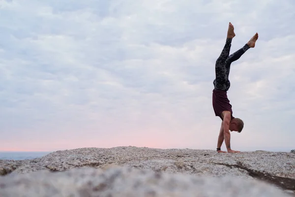 Fitter Mann Beim Handstand Während Yoga Allein Auf Felsen Meer — Stockfoto