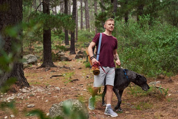 Leende Man Bär Yogamatta Medan Tar Hans Hund För Promenad — Stockfoto