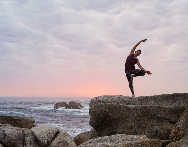 Fitter Mann Der Beim Yoga Allein Auf Einem Felsen Meer — Stockfoto