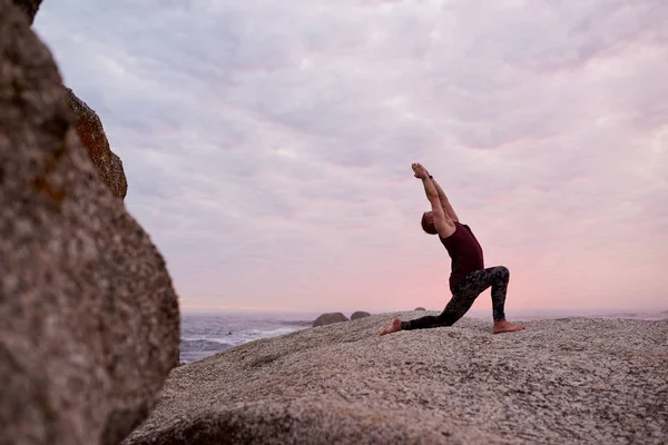 Fit Man Doing Cresent Lunge Knee Pose While Practicing Yoga — Stock Photo, Image