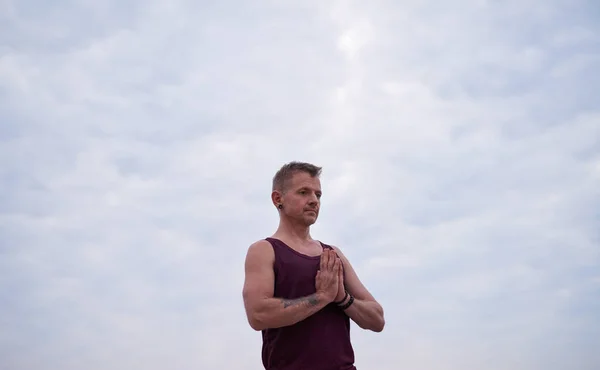 Coloque Joven Meditando Tranquilamente Mientras Está Pie Con Sus Manos —  Fotos de Stock